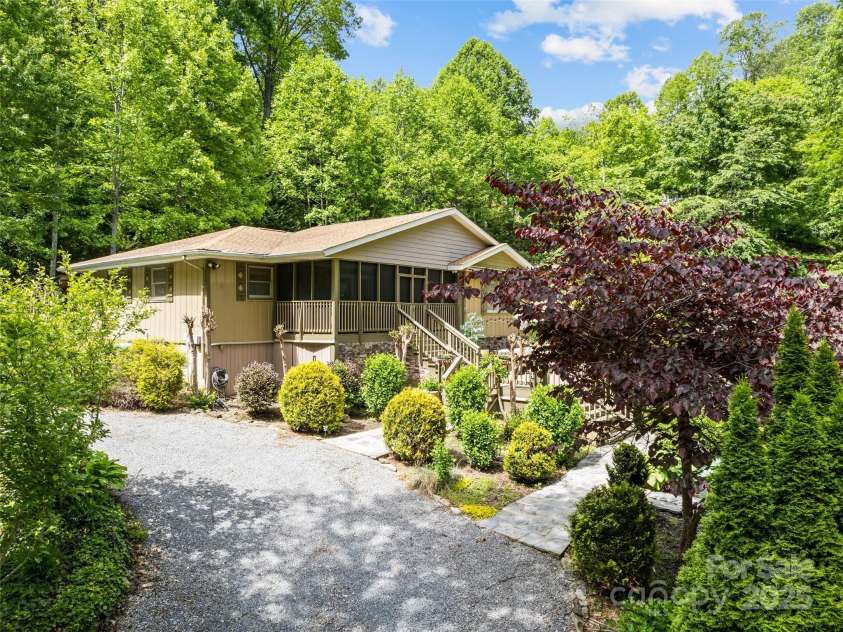 218 Red Oak Drive, Maggie Valley, NC 28751.  MLS# CAR4247895, YatesRealty ID 22607. 
