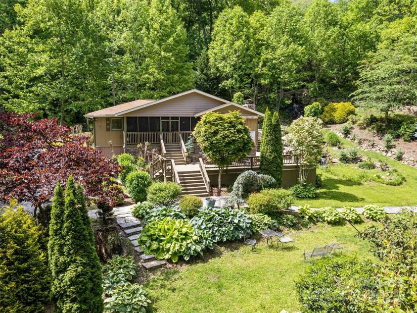 218 Red Oak Drive, Maggie Valley, NC 28751.  MLS# CAR4247895, YatesRealty ID 22607. 