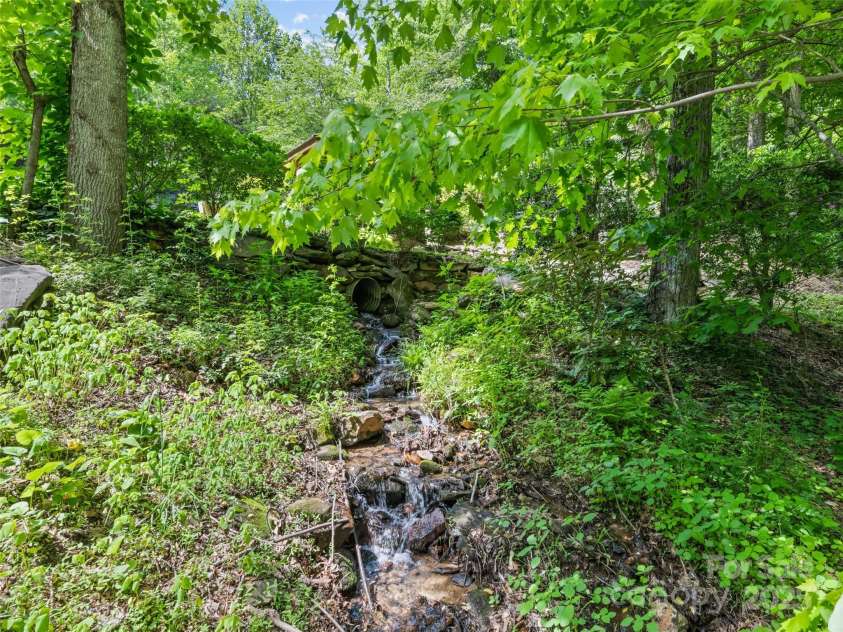 218 Red Oak Drive, Maggie Valley, NC 28751.  MLS# CAR4247895, YatesRealty ID 22607. 