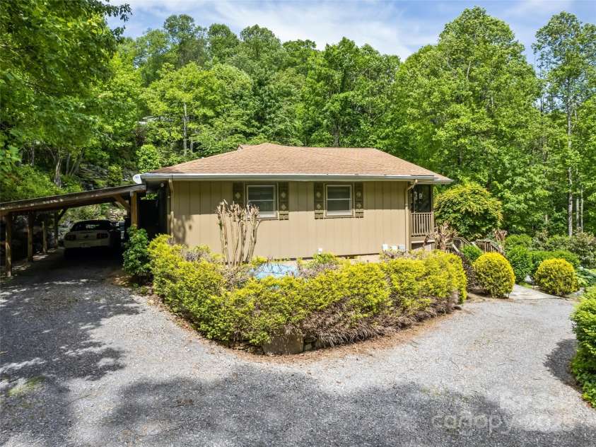 218 Red Oak Drive, Maggie Valley, NC 28751.  MLS# CAR4247895, YatesRealty ID 22607. 