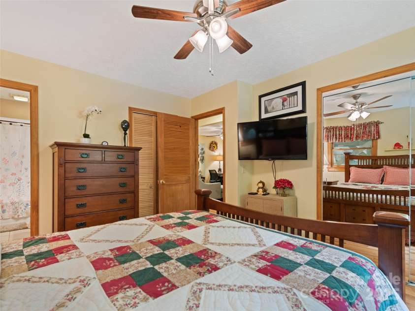 218 Red Oak Drive, Maggie Valley, NC 28751.  MLS# CAR4247895, YatesRealty ID 22607. 