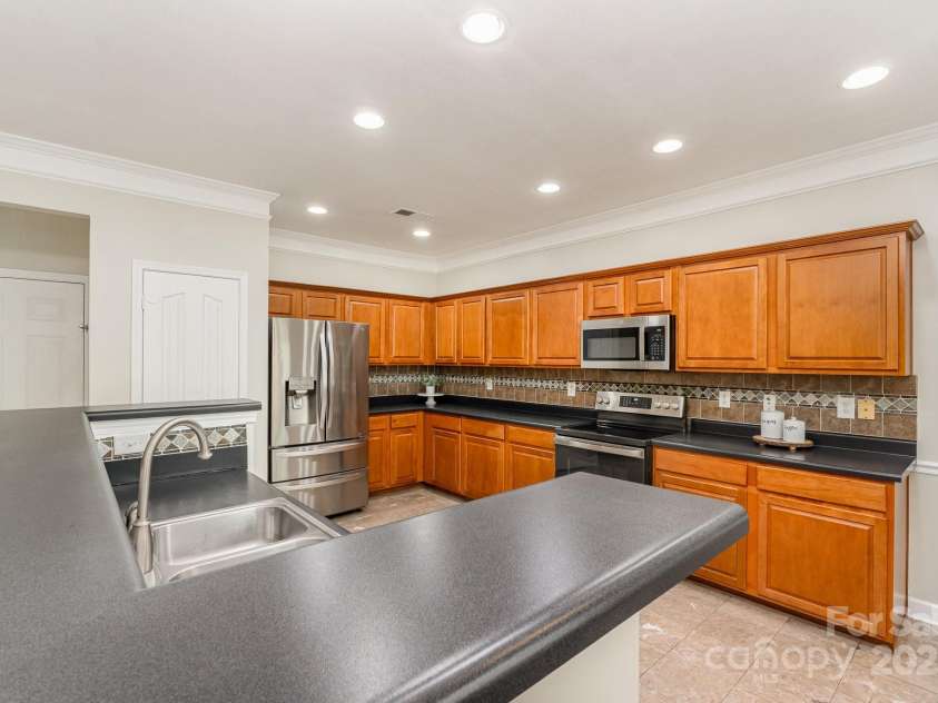 13622 Stringfellow Lane, Charlotte, NC 28278.  MLS# CAR4268781, YatesRealty ID 22608. 