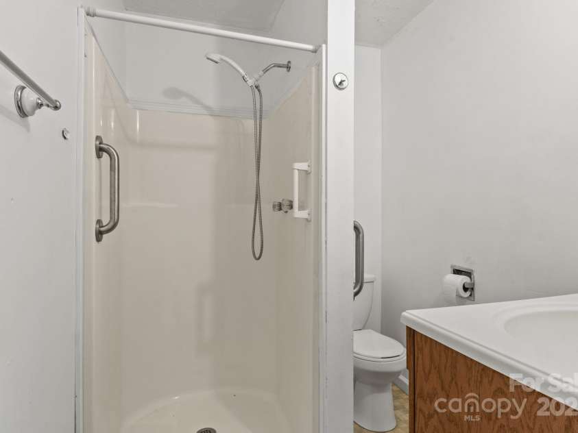 412 Trammell Avenue, Canton, NC 28716.  MLS# CAR4249273, YatesRealty ID 2261. Ensuite full bathroom