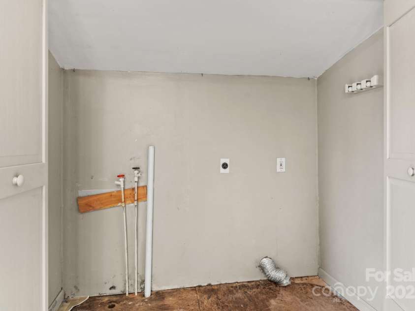412 Trammell Avenue, Canton, NC 28716.  MLS# CAR4249273, YatesRealty ID 2261. Laundry area in dining room