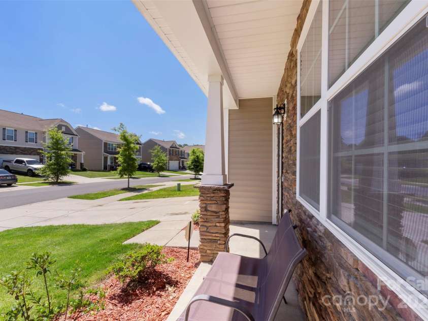 2527 Linhay Drive, Charlotte, NC 28216.  MLS# CAR4267961, YatesRealty ID 22610. 