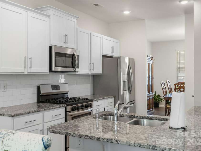 2527 Linhay Drive, Charlotte, NC 28216.  MLS# CAR4267961, YatesRealty ID 22610. 