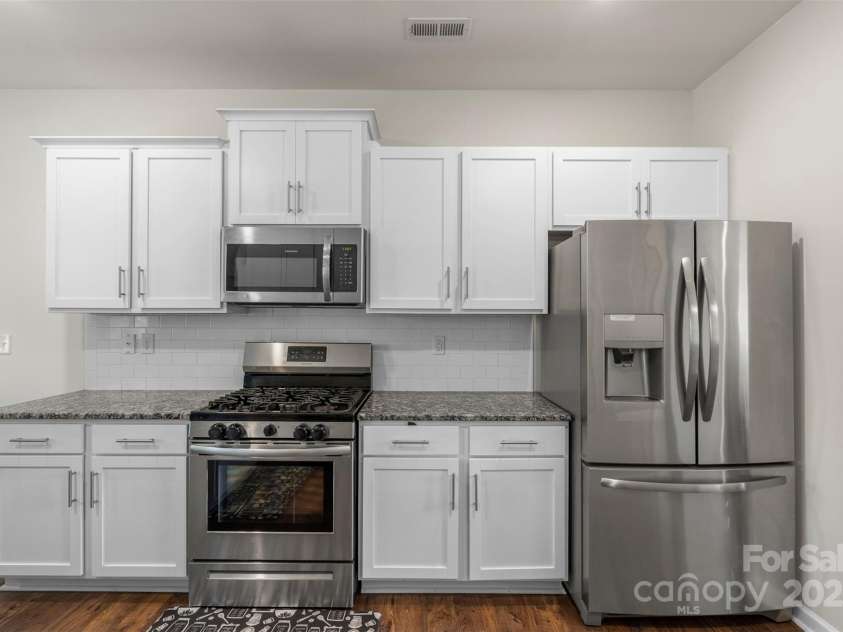 2527 Linhay Drive, Charlotte, NC 28216.  MLS# CAR4267961, YatesRealty ID 22610. 