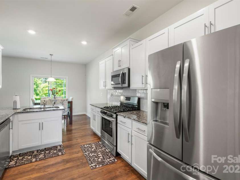 2527 Linhay Drive, Charlotte, NC 28216.  MLS# CAR4267961, YatesRealty ID 22610. 