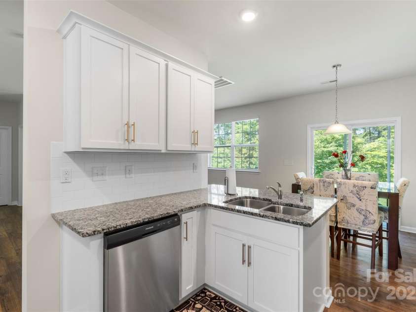 2527 Linhay Drive, Charlotte, NC 28216.  MLS# CAR4267961, YatesRealty ID 22610. 