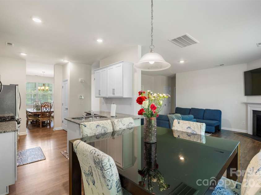 2527 Linhay Drive, Charlotte, NC 28216.  MLS# CAR4267961, YatesRealty ID 22610. 