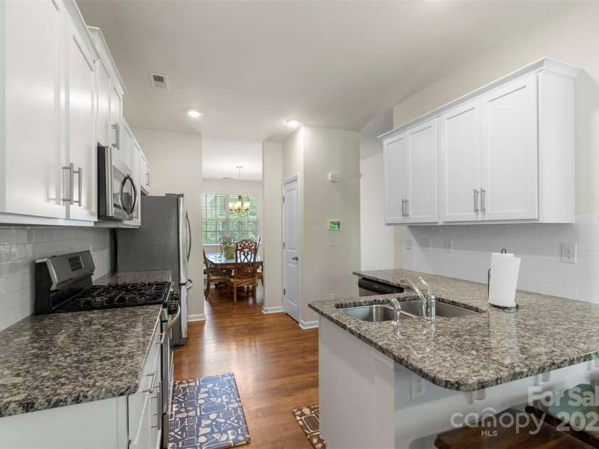 2527 Linhay Drive, Charlotte, NC 28216.  MLS# CAR4267961, YatesRealty ID 22610. 