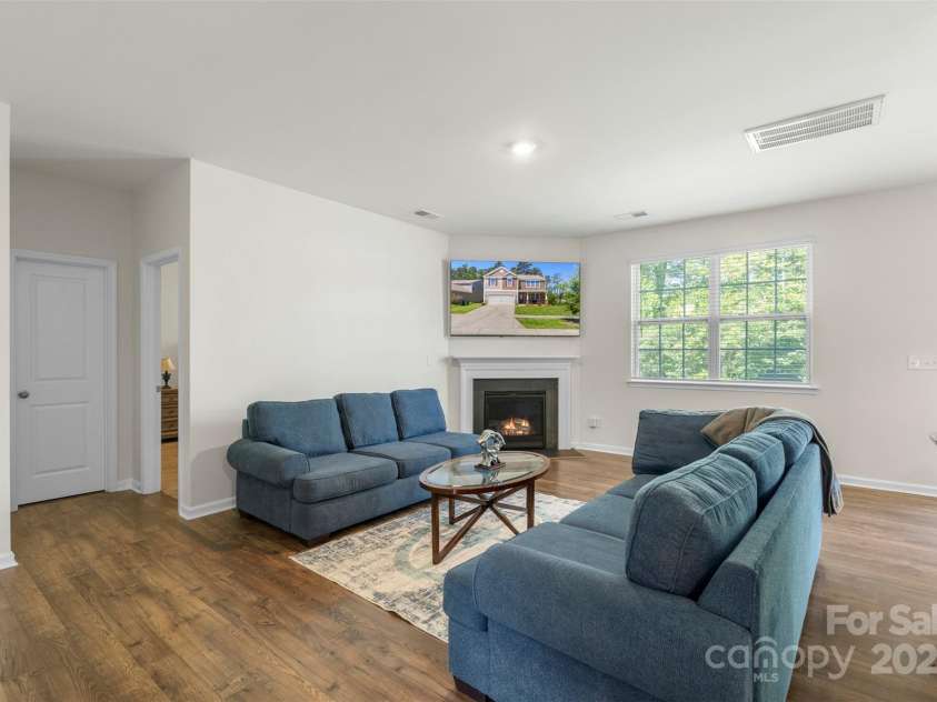 2527 Linhay Drive, Charlotte, NC 28216.  MLS# CAR4267961, YatesRealty ID 22610. 