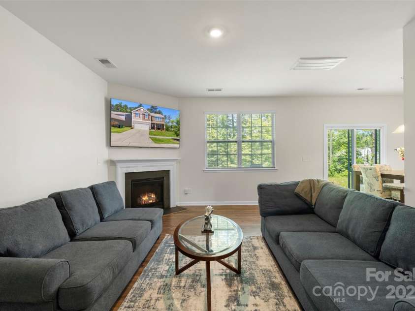 2527 Linhay Drive, Charlotte, NC 28216.  MLS# CAR4267961, YatesRealty ID 22610. 