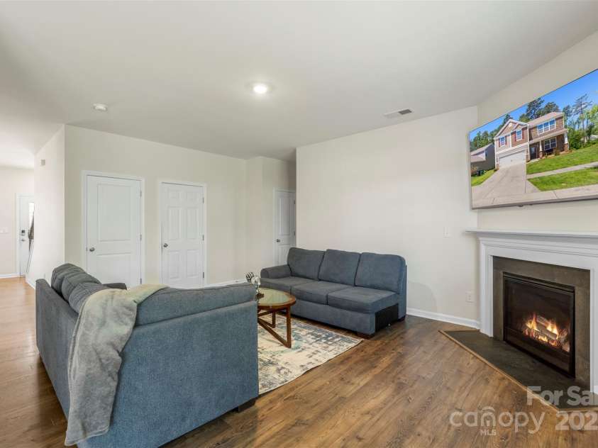 2527 Linhay Drive, Charlotte, NC 28216.  MLS# CAR4267961, YatesRealty ID 22610. 