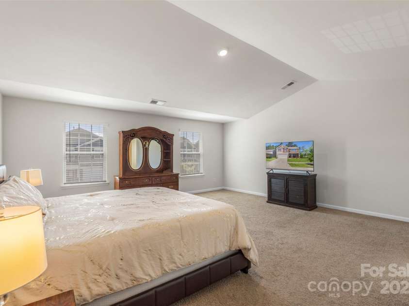 2527 Linhay Drive, Charlotte, NC 28216.  MLS# CAR4267961, YatesRealty ID 22610. 