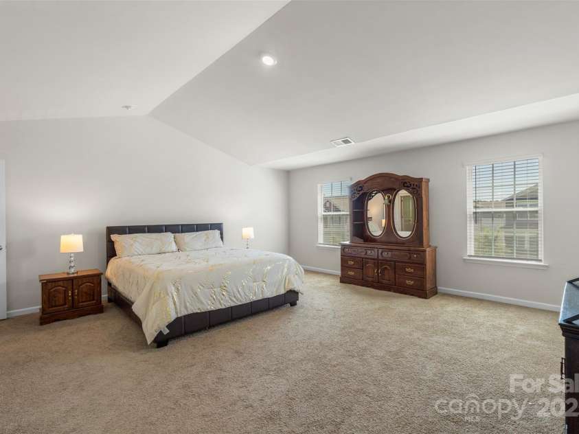 2527 Linhay Drive, Charlotte, NC 28216.  MLS# CAR4267961, YatesRealty ID 22610. 