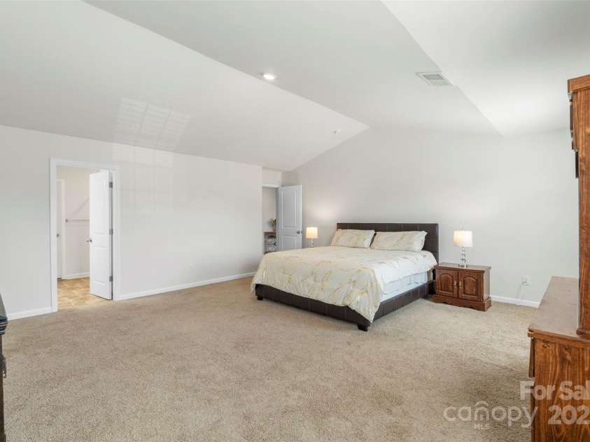 2527 Linhay Drive, Charlotte, NC 28216.  MLS# CAR4267961, YatesRealty ID 22610. 