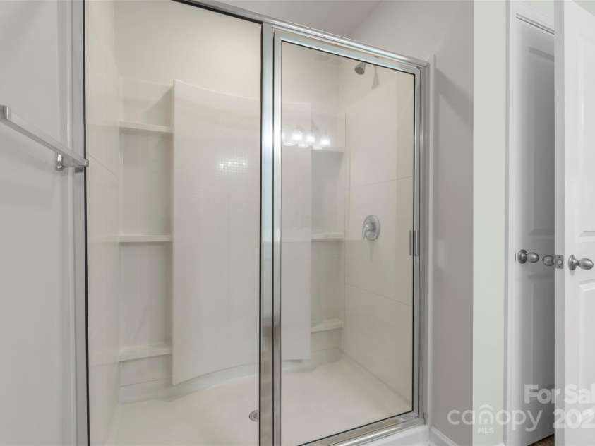 2527 Linhay Drive, Charlotte, NC 28216.  MLS# CAR4267961, YatesRealty ID 22610. 