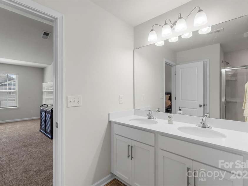 2527 Linhay Drive, Charlotte, NC 28216.  MLS# CAR4267961, YatesRealty ID 22610. 