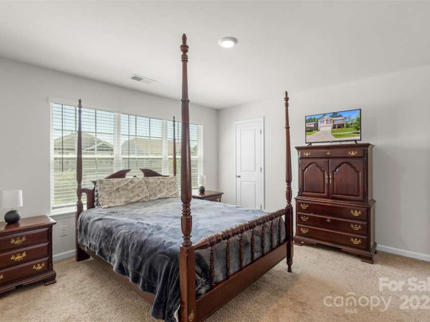 2527 Linhay Drive, Charlotte, NC 28216.  MLS# CAR4267961, YatesRealty ID 22610. 