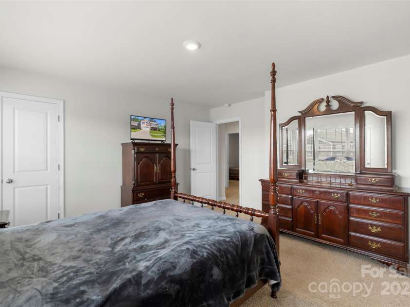 2527 Linhay Drive, Charlotte, NC 28216.  MLS# CAR4267961, YatesRealty ID 22610. 