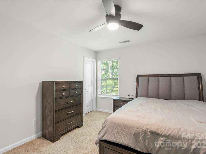 2527 Linhay Drive, Charlotte, NC 28216.  MLS# CAR4267961, YatesRealty ID 22610. 