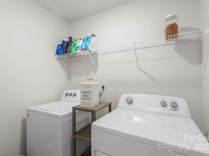 2527 Linhay Drive, Charlotte, NC 28216.  MLS# CAR4267961, YatesRealty ID 22610. 