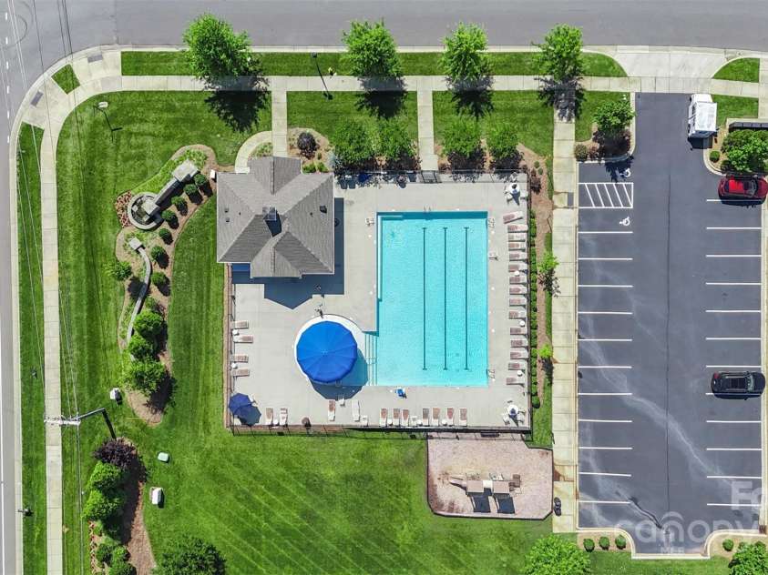 2527 Linhay Drive, Charlotte, NC 28216.  MLS# CAR4267961, YatesRealty ID 22610. 