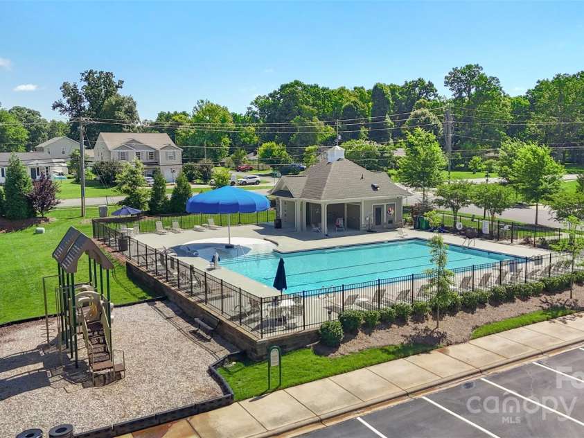 2527 Linhay Drive, Charlotte, NC 28216.  MLS# CAR4267961, YatesRealty ID 22610. 