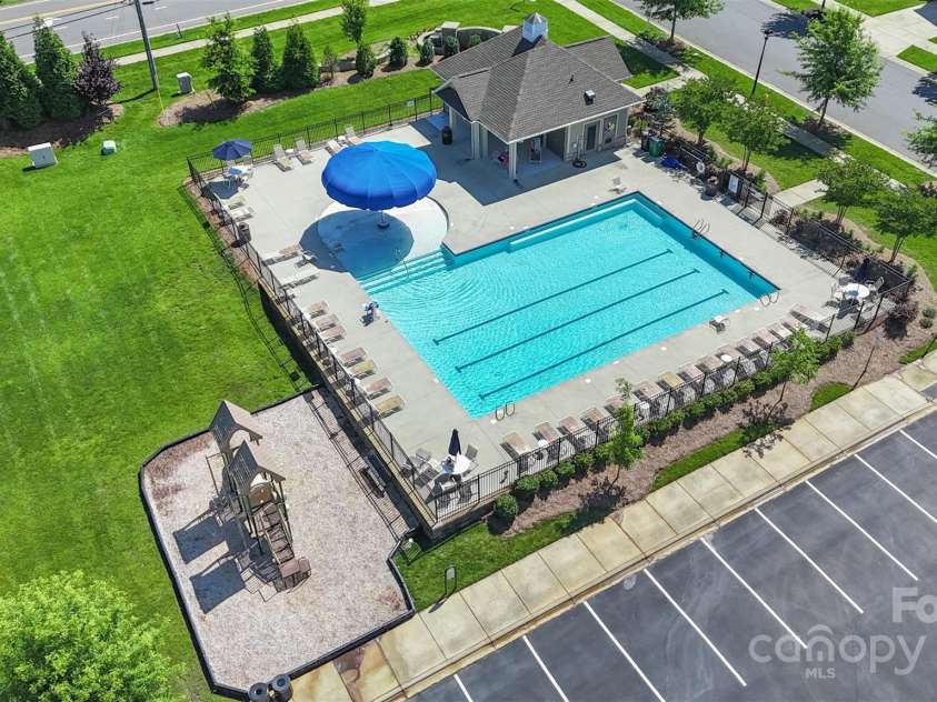 2527 Linhay Drive, Charlotte, NC 28216.  MLS# CAR4267961, YatesRealty ID 22610. 