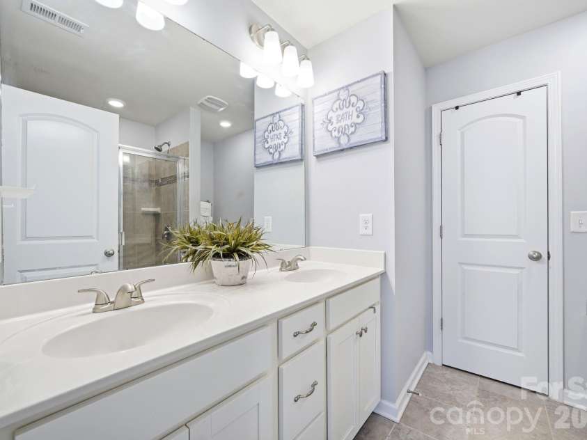 6913 Walnut Branch Lane, Charlotte, NC 28277.  MLS# CAR4380084, YatesRealty ID 22611. 