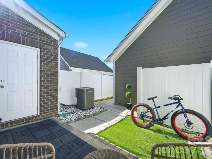6913 Walnut Branch Lane, Charlotte, NC 28277.  MLS# CAR4380084, YatesRealty ID 22611. 