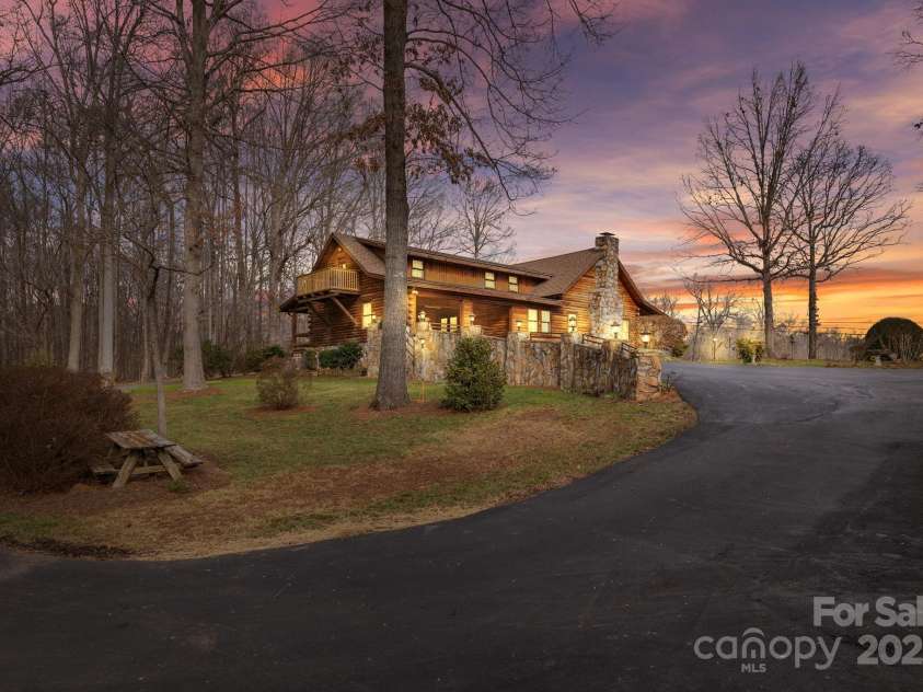2257 Smith Farm Road, Thomasville, NC 27360.  MLS# CAR4274432, YatesRealty ID 22612. 