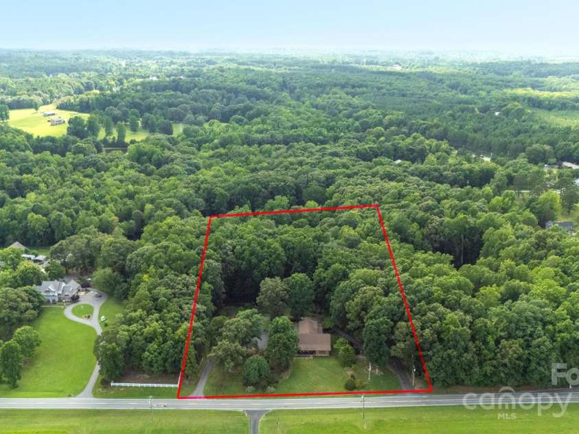 2257 Smith Farm Road, Thomasville, NC 27360.  MLS# CAR4274432, YatesRealty ID 22612. 