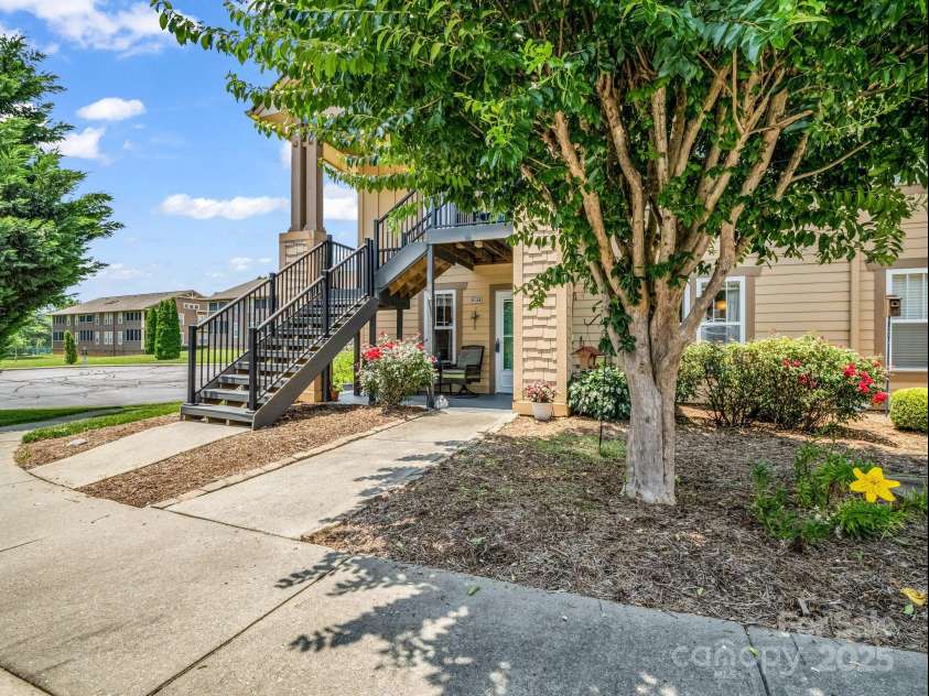 1901 Deermouse Way, Hendersonville, NC 28792.  MLS# CAR4273118, YatesRealty ID 22613. 