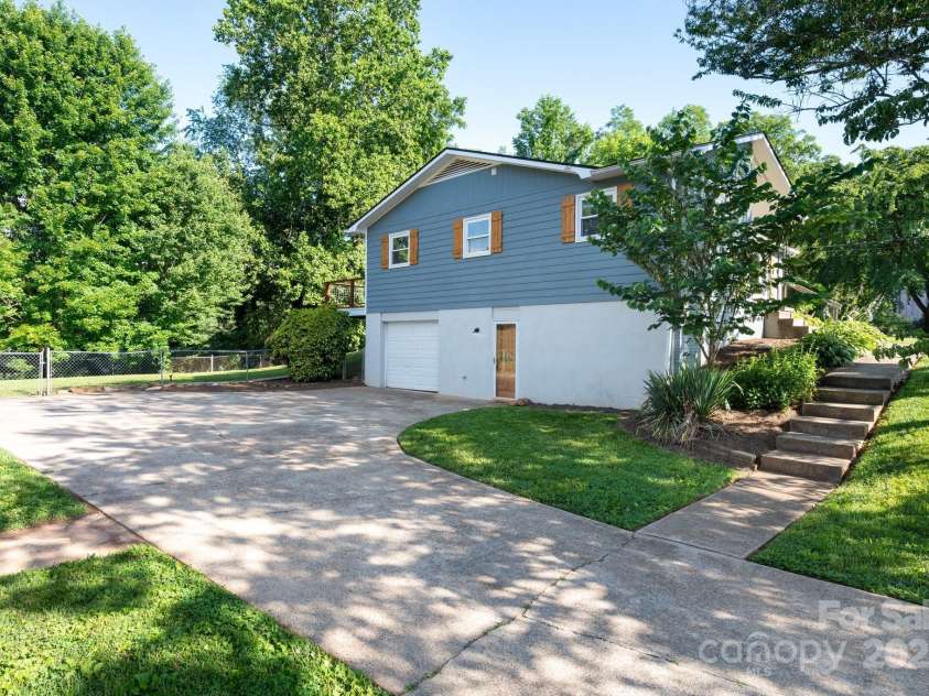 28 Spaulding Drive, Candler, NC 28715.  MLS# CAR4265463, YatesRealty ID 22616. 