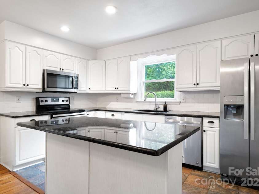 28 Spaulding Drive, Candler, NC 28715.  MLS# CAR4265463, YatesRealty ID 22616. 