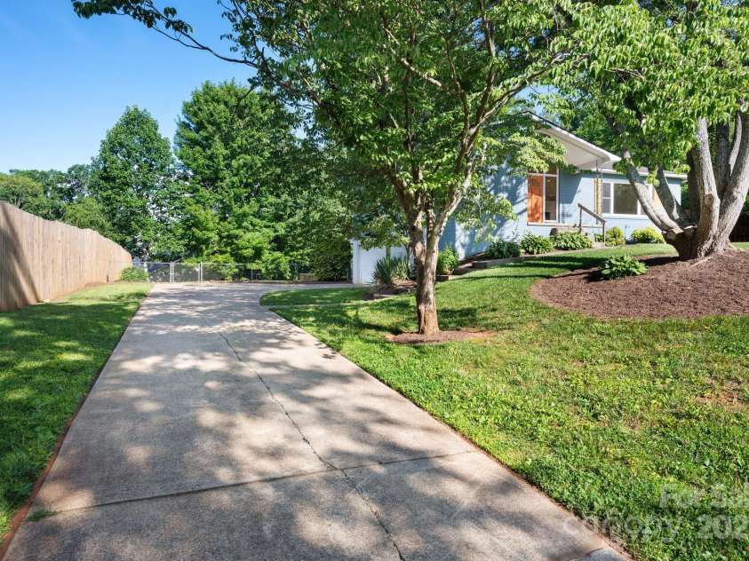 28 Spaulding Drive, Candler, NC 28715.  MLS# CAR4265463, YatesRealty ID 22616. 
