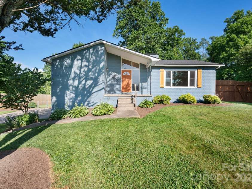 28 Spaulding Drive, Candler, NC 28715.  MLS# CAR4265463, YatesRealty ID 22616. 