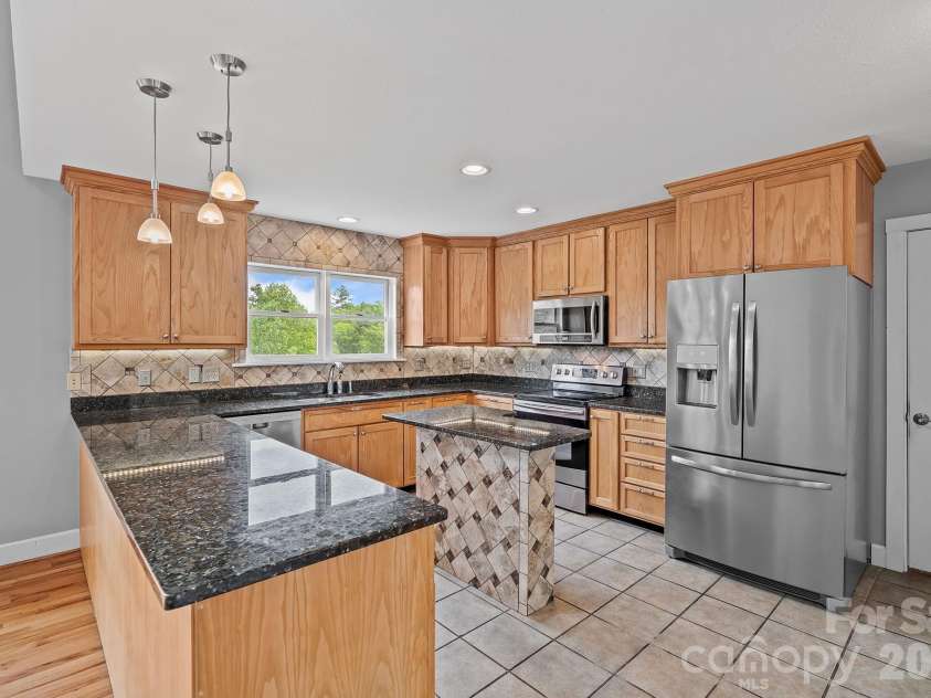 77 Paradise Ridge, Marshall, NC 28753.  MLS# CAR4381435, YatesRealty ID 22617. 