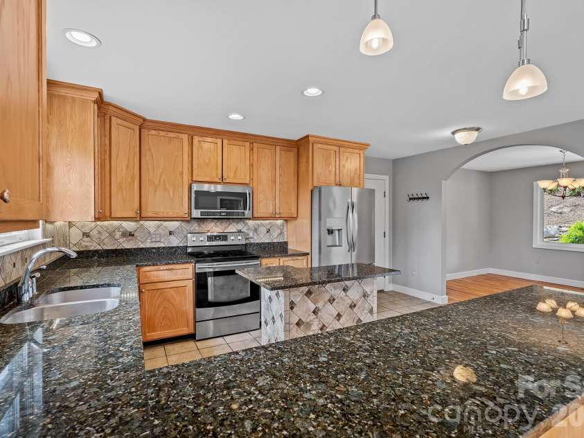 77 Paradise Ridge, Marshall, NC 28753.  MLS# CAR4381435, YatesRealty ID 22617. 