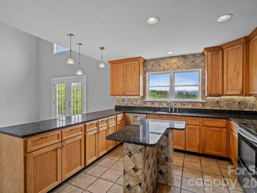 77 Paradise Ridge, Marshall, NC 28753.  MLS# CAR4381435, YatesRealty ID 22617. 
