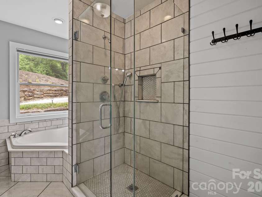 77 Paradise Ridge, Marshall, NC 28753.  MLS# CAR4381435, YatesRealty ID 22617. 
