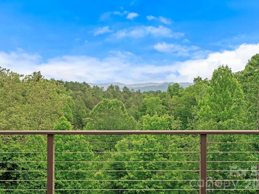 77 Paradise Ridge, Marshall, NC 28753.  MLS# CAR4381435, YatesRealty ID 22617. 