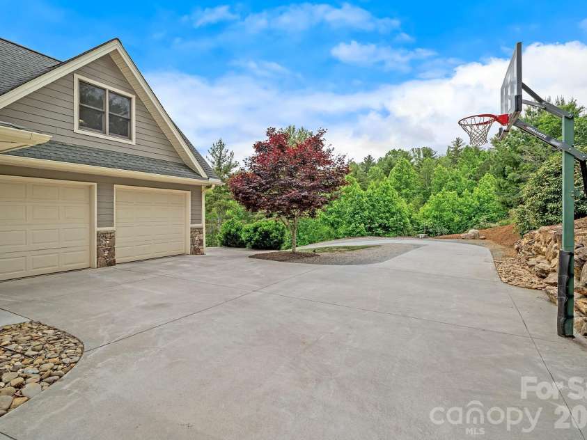 77 Paradise Ridge, Marshall, NC 28753.  MLS# CAR4381435, YatesRealty ID 22617. 
