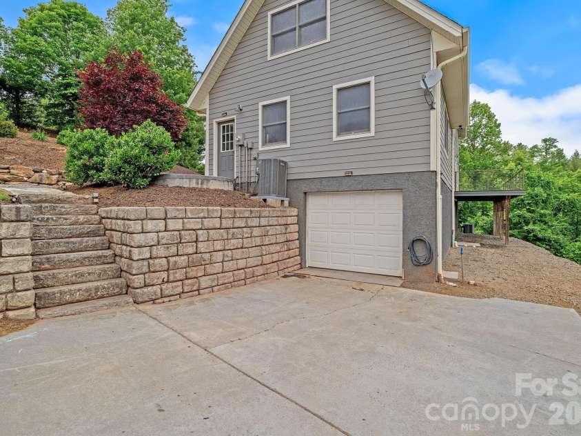 77 Paradise Ridge, Marshall, NC 28753.  MLS# CAR4381435, YatesRealty ID 22617. 