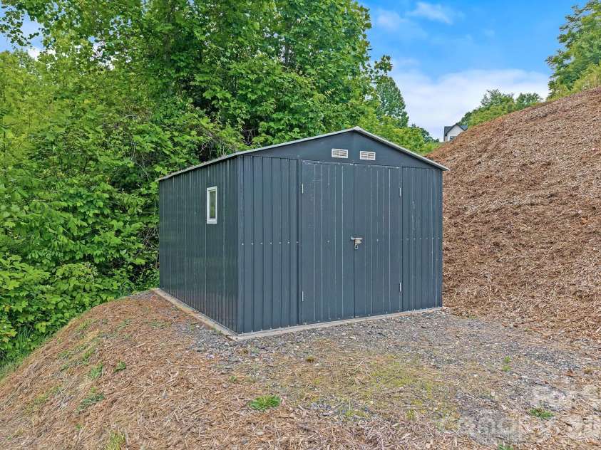 77 Paradise Ridge, Marshall, NC 28753.  MLS# CAR4381435, YatesRealty ID 22617. 