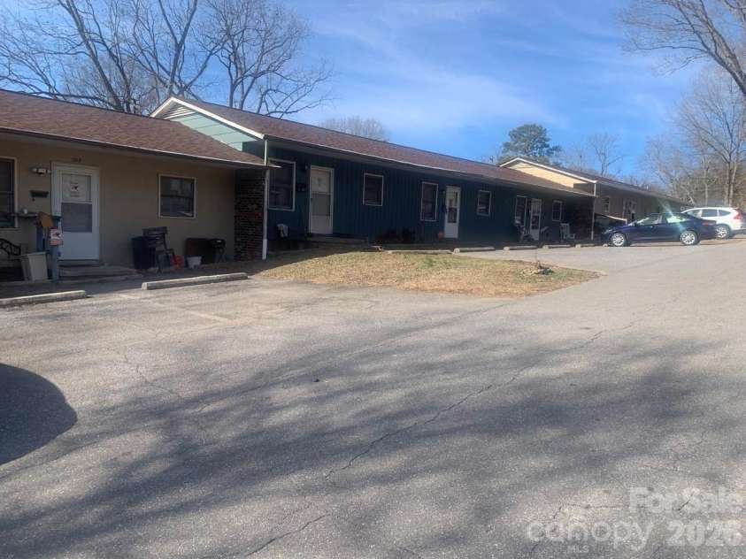 1006 3rd Street, Hickory, NC 28602.  MLS# CAR4346306, YatesRealty ID 2262. 
