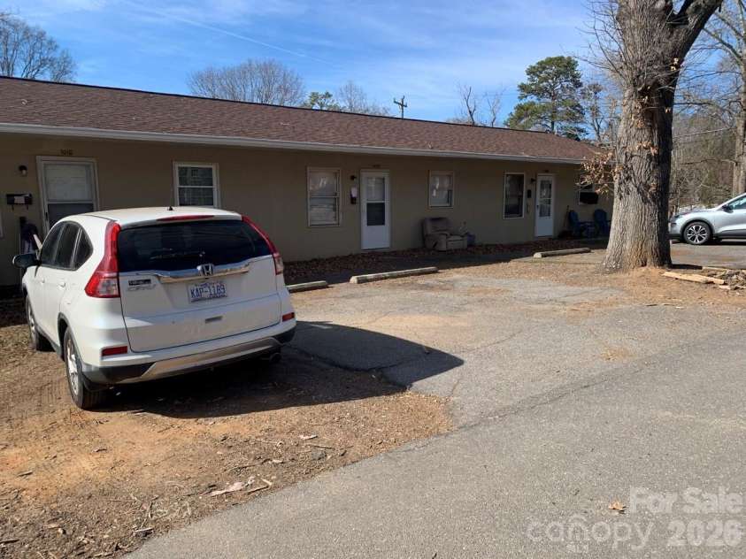 1006 3rd Street, Hickory, NC 28602.  MLS# CAR4346306, YatesRealty ID 2262. 
