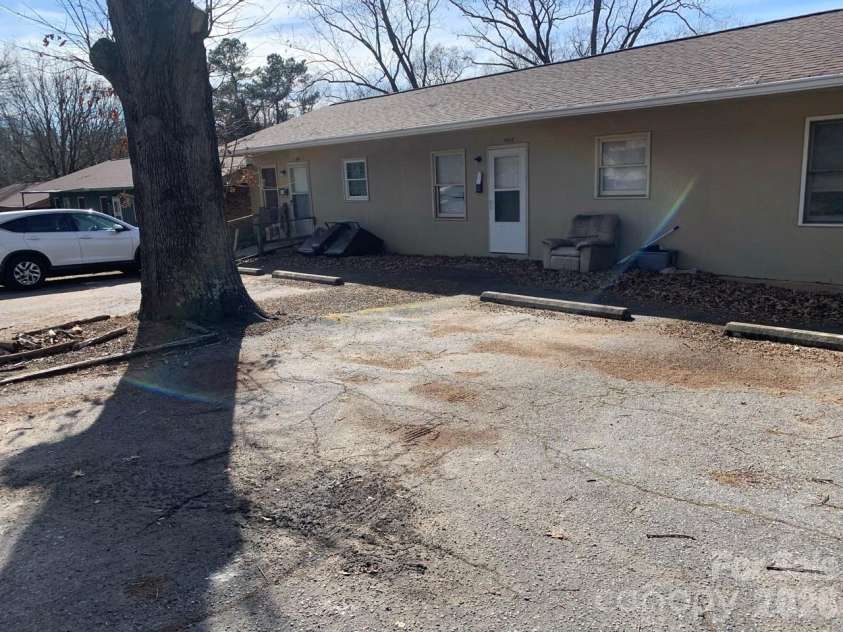 1006 3rd Street, Hickory, NC 28602.  MLS# CAR4346306, YatesRealty ID 2262. 